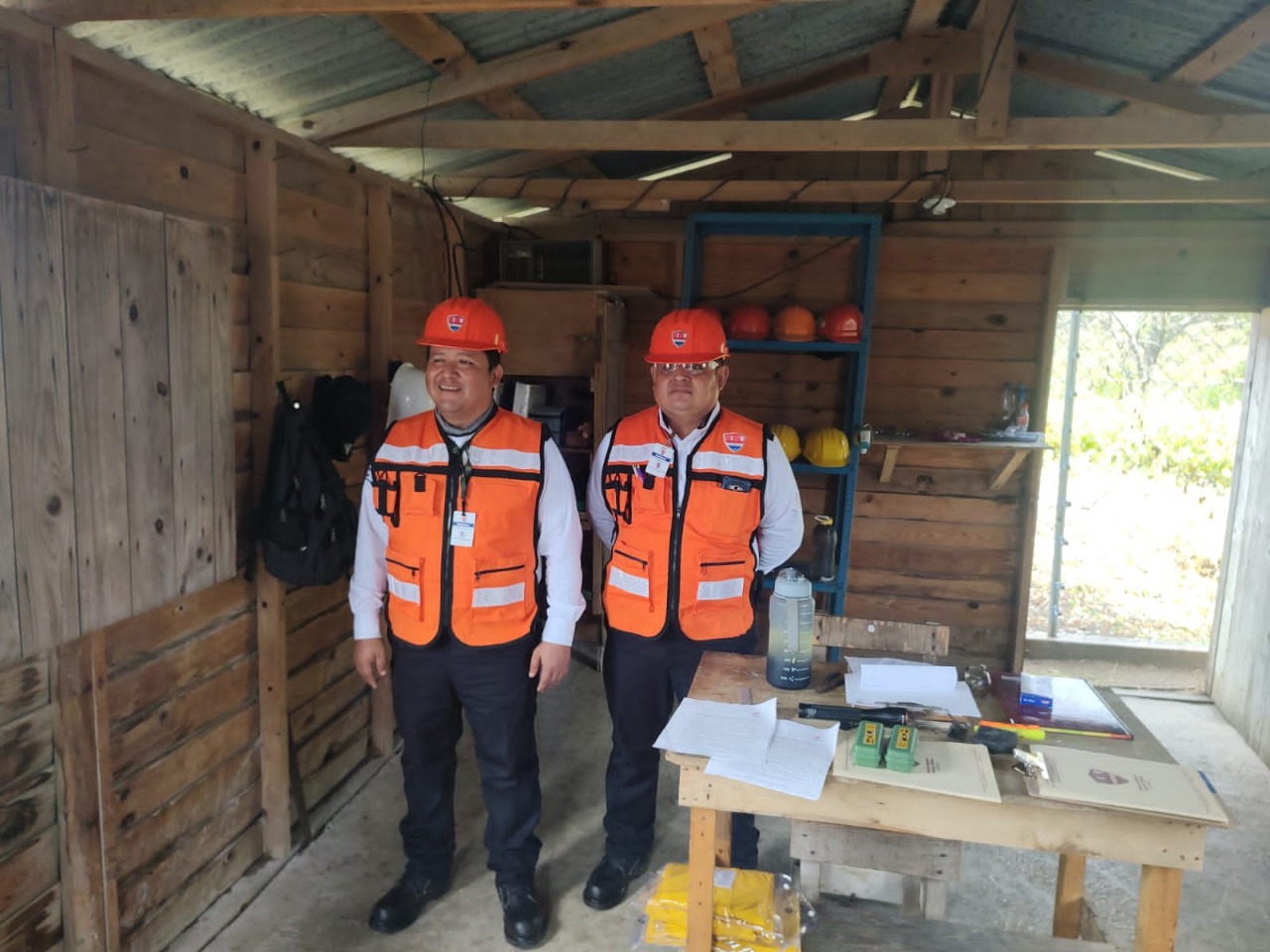 Equipo de seguridad trabajando